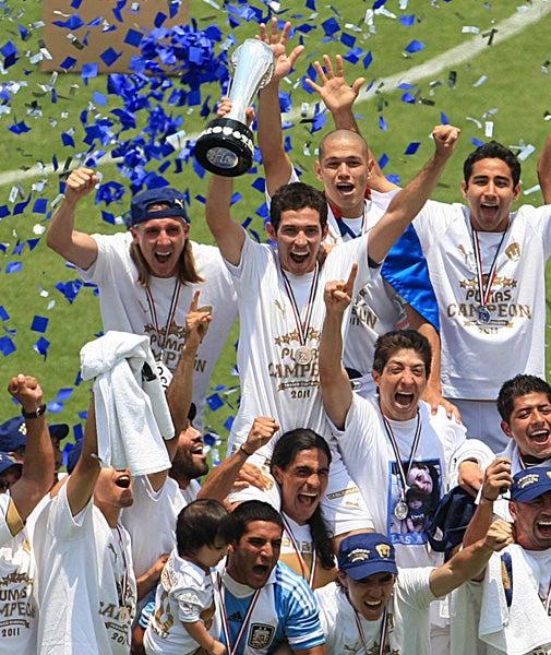 Castro sostiene la copa. (FOTO: MEXSPORT)