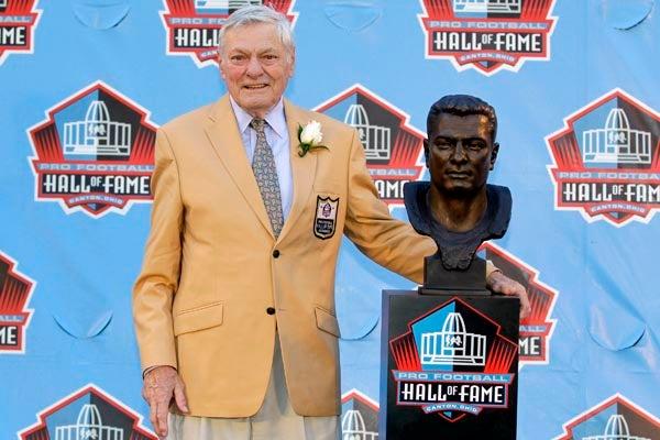 Jack Butler es miembro de la original cortina de acero de Pittsburgh | AP