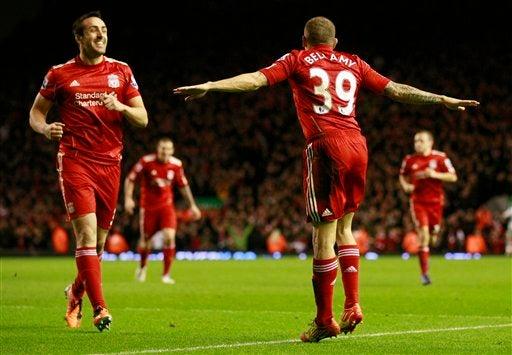 Craig Bellamy celebra con Jose Enrique. FOTO: AP