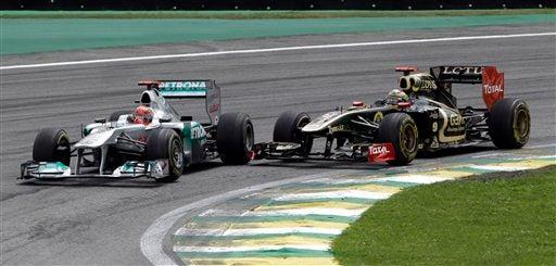 El piloto de Lotus Renault, Bruno Senna y el de Mercedes, Michael Schumacher. FOTO: AP