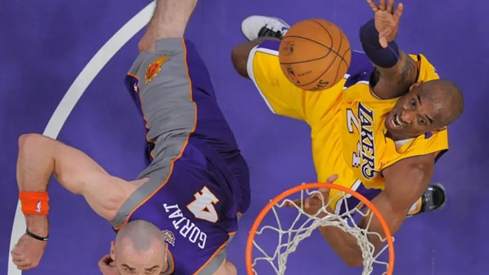 Bryant lidera victoria de Lakers sobre Suns
