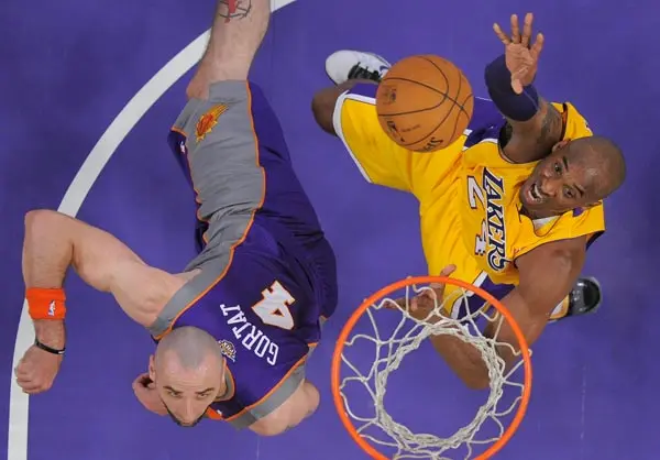 Bryant lidera victoria de Lakers sobre Suns