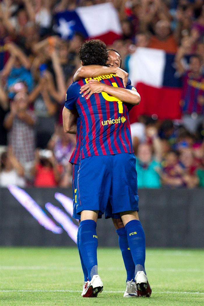 Adrianp felicita a Fàbregas por su primer gol con los culés. FOTO: EFE
