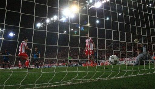 Francois Modesto marca para Olympiacos. FOTO: AP