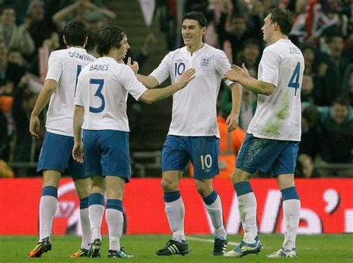 Al final del primer tiempo, Inglaterra celebra el primer tanto. FOTO: AP