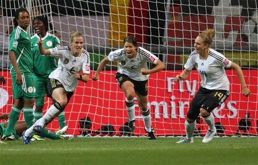 Simone Laudehr celebra el tanto para Alemania. FOTO: AP