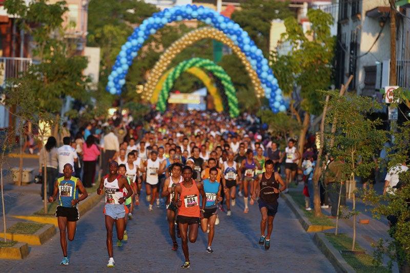 Los corredores durante la prueba de 21 kilómetros. FOTO: YOLANDA ESCOBAR