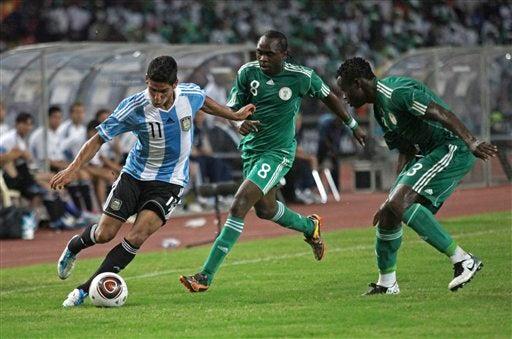 El equipo de Samson Siasia dio una exhibición de futbol ante su afición. FOTO: AP