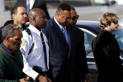 El ex campeón de los pesos pesados, Larry Holmes, se despidió de Frazier. FOTO: AP