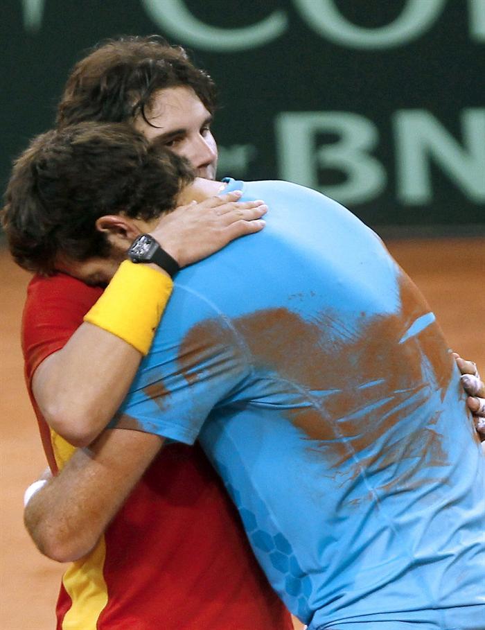 Los dos tenistas se abrazan al terminar el intenso duelo. FOTO: EFE