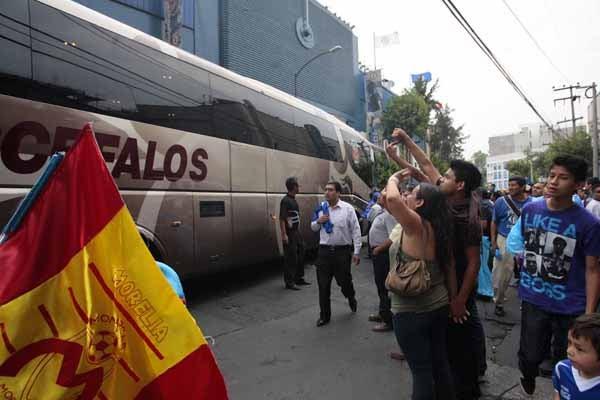 Los equipos llegaron al estadio con seguridad (FOTO: MEXSPORT)