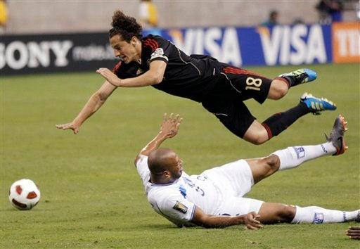 Victor Bernardez en una entrada peligrosa al mexicano. FOTO: AP