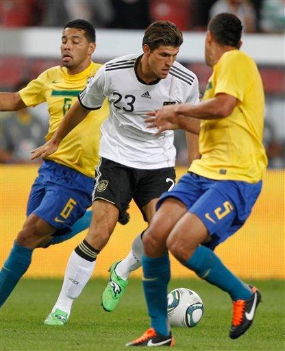 Mario Gomez disputa el balón con Andre Santos Ralf TelesFOTO: AP