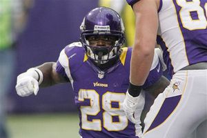 Vikingos vencen a Cardenales de la mano de Peterson