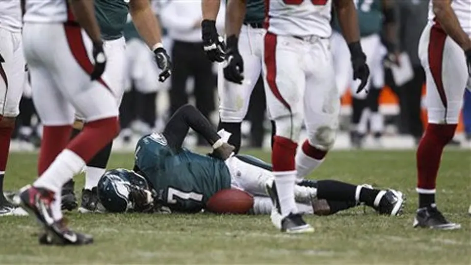 Vick jugó con dos costillas rotas