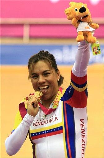 La venezolana Daniela Larreal celebra al recibir la medalla de oro. FOTO: AP
