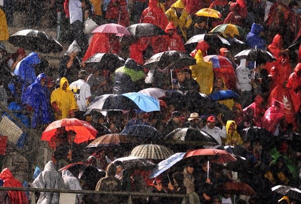 La lluvia se hizo presente en el estadio. FOTO: MIGUEL PONTÓN