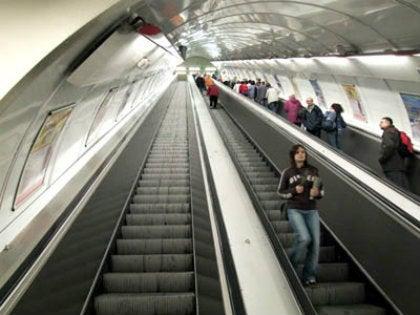Las escaleras del metro de Praga tienen una profundidad increíble| ESPECIAL