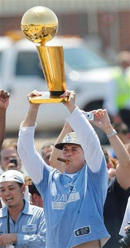 Mark Cuban celebró con los seguidores que los esperaron en el aeropuerto. FOTO: AP