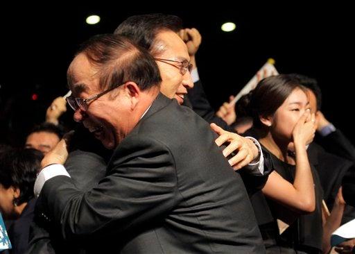 Lee Myung-bak, presidente de la delegación coreana se congratuló tras el resultado. FOTO: AP