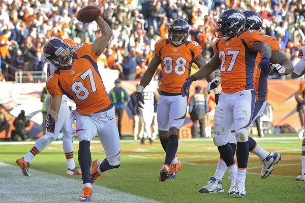 Manning y los Broncos 'cabalgan fuerte' a postemporada