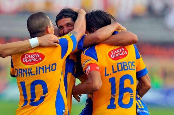 Damián Álvarez celebró con sus compañeros el único tanto del encuentro (FOTO: DANIEL GÁMEZ)