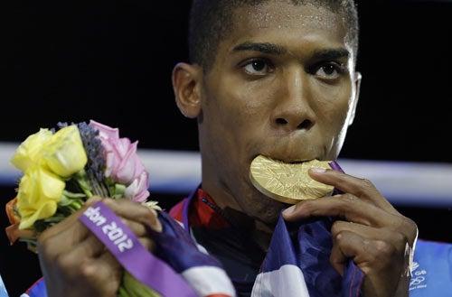 El boxeador británico Anthony Joshua quiso comerse la medalla | AP