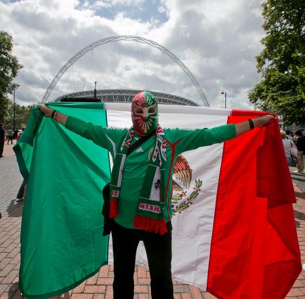 Máscaras de luchadores no pudieron faltar en Wembley | CÉSAR VICUÑA