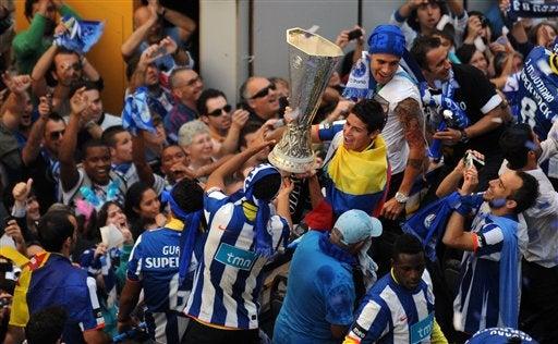 James Rodriguez sostiene la Copa. FOTO: AP