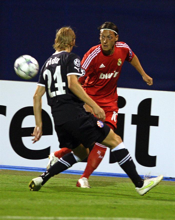 Özil pelea el balón con Domagoj Vida. FOTO: EFE