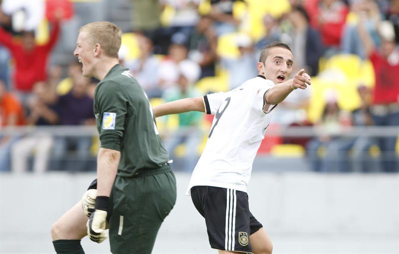 Yesil reclama al árbitro. FOTO: EFE