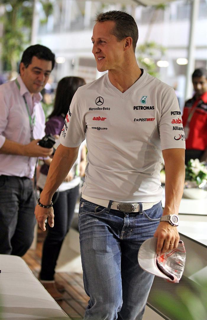 Schumacher bromea al llegar al circuito de Marina Bay. FOTO: EFE