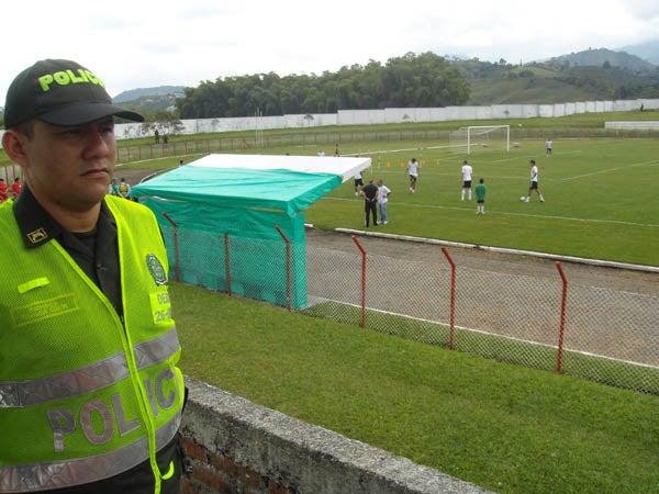 Los jugadores tuvieron una convivencia con los niños de la localidad. FOTO: RAÚL GUZMÁN