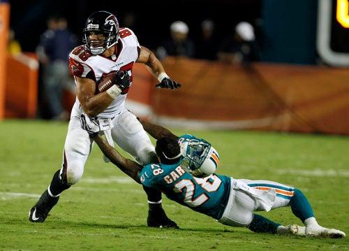 Tony González es el escape para los pases de Matt Ryan | AP