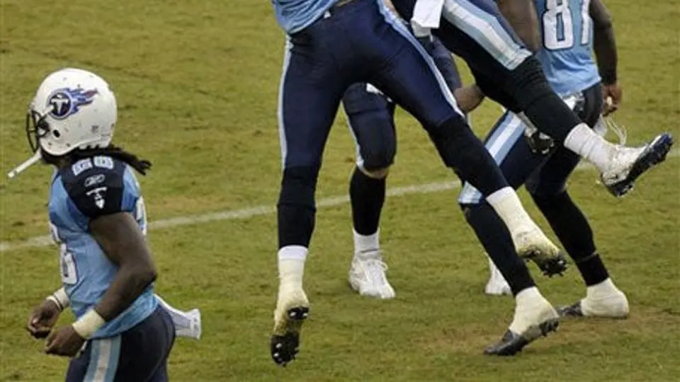 Titanes vienen de atrás para derrotar 23-17 a Bucaneros