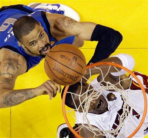 Tyson Chandler y Chris Bosh pelean en el enceste. FOTO: AP