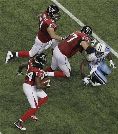 Roddy White brilla en el triunfo de Atlanta, 23-17 sobre Tennessee