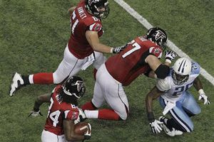 Roddy White brilla en el triunfo de Atlanta, 23-17 sobre Tennessee