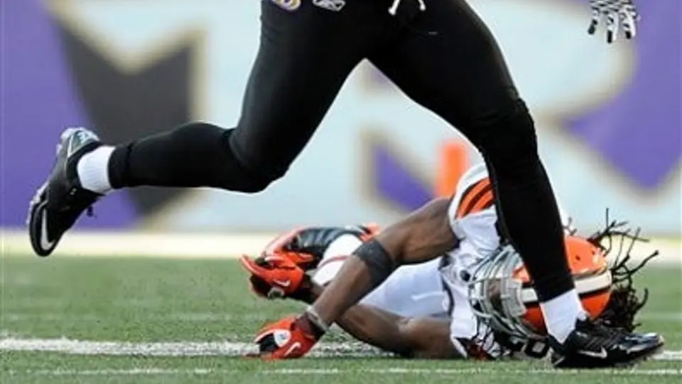 Baltimore sufre pero derrota 20-14 a Cleveland