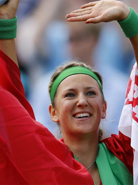 La talentosa y bella tenista festejó su medalla envuelta en la bandera de su país