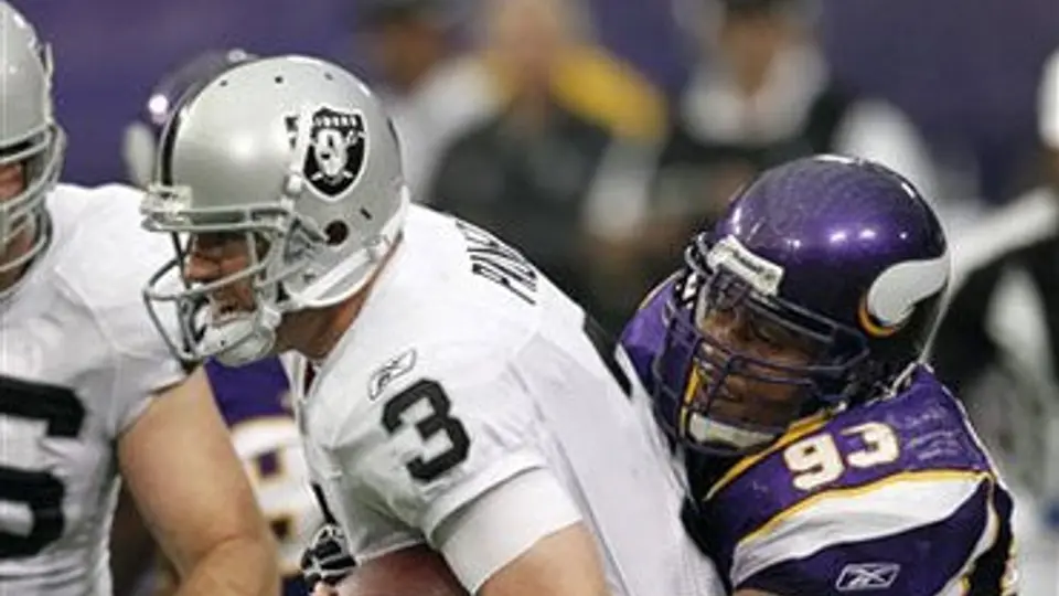 Raiders aprovecha los errores de Vikingos para llevarse el triunfo 27-21