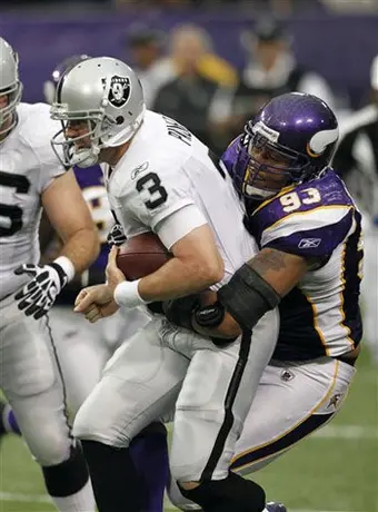 Raiders aprovecha los errores de Vikingos para llevarse el triunfo 27-21