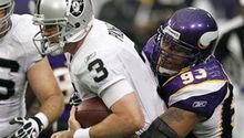 Raiders aprovecha los errores de Vikingos para llevarse el triunfo 27-21