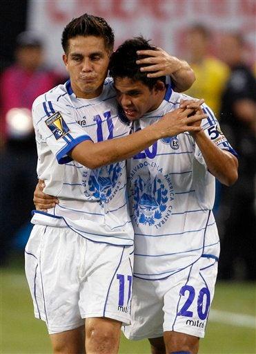Costa Rica y El Salvador empatan 1-1. FOTO: AP