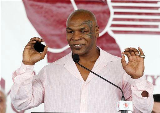 Tyson en su discurso al entrar al Salón de la Fama junto al mexicano, con quien compartió carteleras. FOTO: AP
