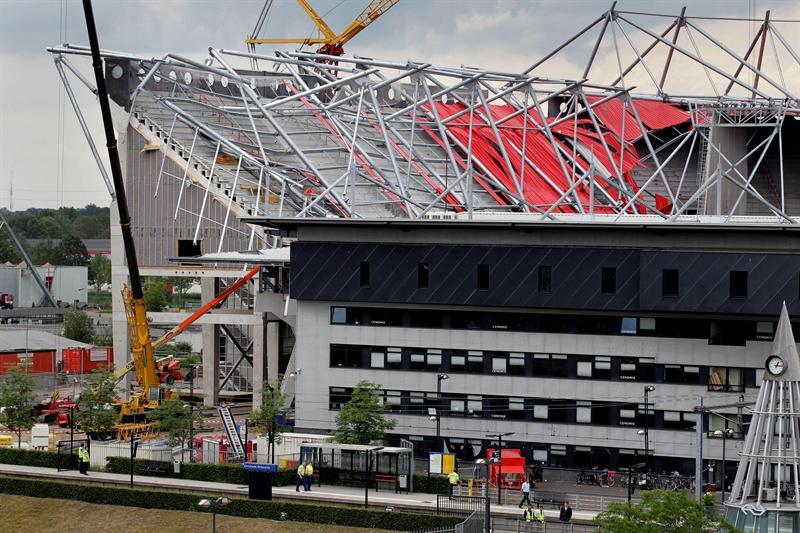 Una persona murió y 14 resultaron heridas por el derrumbe de una parte del techo del estadio del Twente holandés. FOTO: EFE