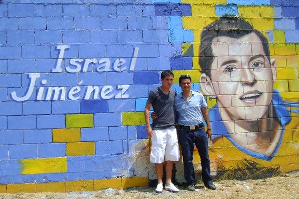 Israel Jiménez posa en el mural dedicado a su persona. FOTO: EMERSON SIERRA