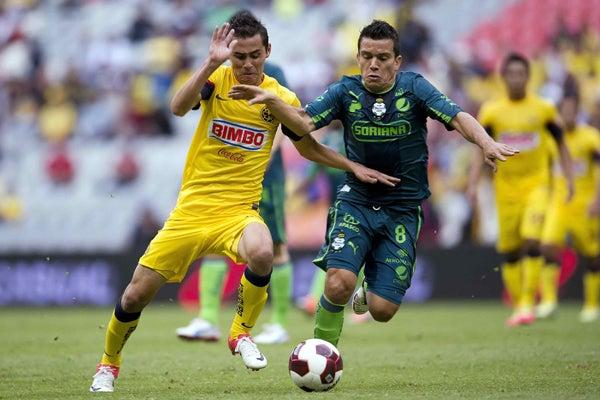 Aguila y Rodríguez disputando el esférico | MEXSPORT