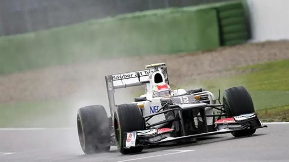 Agrada a Checo' probar los neumáticos de lluvia