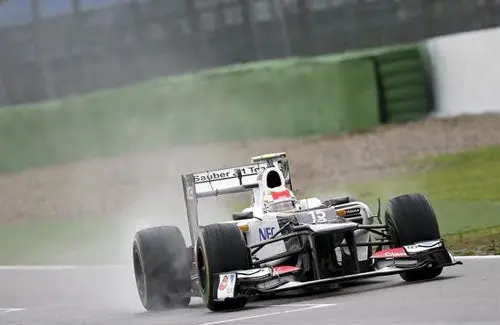 Agrada a Checo' probar los neumáticos de lluvia